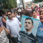 El concejal Fabián Espín Espinoza (centro, de blanco) estuvo en el plantón en el que se pidió un proceso justo para el alcalde de Guayaquil, Aquiles Álvarez.