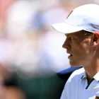 El italiano Jannik Sinner, vigente campeón, en su partido de cuartos de final de Wimbledon, Londres. Reino Unido.