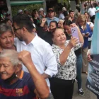 Ciudadanos se movilizan en Guayaquil con mensajes de respaldo al alcalde Aquiles Álvarez, mientras se difunden versiones sobre su estado de salud.