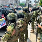 Simpatizantes de Aquiles Álvarez permanecen en los exteriores de la Clínica Alcívar