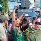 La esposa del alcalde de Guayaquil abandonó el centro de salud en medio de un fuerte resguardo policial y militar
