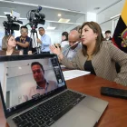 Fernando Cornejo, expresidente de Segura EP (en el monitor), compareció ante la Comisión de Seguridad este miércoles 8. La presidenta de esa mesa, Inés Alarcón (d), encabezó la sesión.