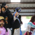 Los danzantes ultiman detalles de sus trajes y movimientos antes del encuentro cultural más esperado del valle, la Gran Toma Cultural.