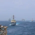 Buques de guerra estadounidenses permanecen desplegados en Oriente Medio tras la nueva escalada militar con Irán.