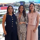 La periodista Estéfani Espín (medio) fue la moderadora del evento.