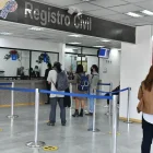 Usuarios realizando trámites en una agencia del Registro Civil.
