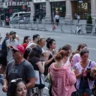 Seguidores de la pareja se congregan en las calles tras el revuelo por los artículos de la boda.
