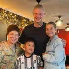 Haaland y su novia, Isabel Haugseng, junto a Hui Zhu Wang, dueña del Wen Hua House, el restaurante favorito de la infancia de Erling.