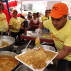 Emprendedores sirven platos a base de cangrejo en el festival en Naranjal.