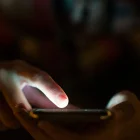 Usar el celular antes de dormir puede dificultar la conciliación del sueño.