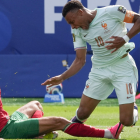 Kylian Mbappé, derribado en el juego contra Marruecos, en el Mundial 2026.
