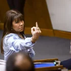 Fotografía de archivo, en la que se captó a la senadora paraguaya Celeste Amarilla (2i), al hacer con su mano derecha un gesto grosero, durante una sesión plenaria en la Cámara de Diputados, en Asunción (Paraguay).