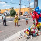 Lorenzo Salgado Jr. (D) rinde homenaje en el lugar donde su padre, Lorenzo Salgado Araujo, fue asesinado el 9 de julio de 2026 en Houston, Texas.