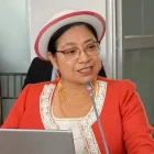 Mariana Yumbay habla despues de la sesión de la Comisión de Educación