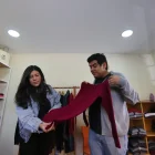 Emprender. Natalie y Dennis Díaz transformaron el oficio familiar del tejido en Runawana, una marca que fusiona diseño e identidad quiteña.