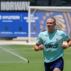 Erling Haaland de Noruega entrena este jueves, en el estadio Chase en Miami (EE.UU.).