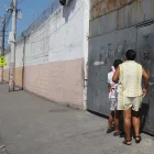 Padres de familia acudieron hasta la institución para retirar a sus hijos.