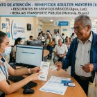 Referencial. Adultos mayores reciben atención prioritaria y descuentos en servicios y transporte en Guayaquil.