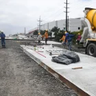 El paso elevando sobre la avenida del Bombero avanza con la fundición de rampas, la instalación de barandas y postes de iluminación antes de su apertura parcial.