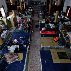 Residentes taiwaneses descansan dentro de una iglesia convertida en centro de evacuación temporal en preparación para el tifón Bavi, en el municipio de Guangfu, condado de Hualien, Taiwán, el 10 de julio de 2026.