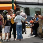 Residentes permanecen en la calle tras el temblor de magnitud 3,9 registrado este viernes en Caracas.