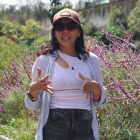 Emilia Moreno, en medio de salvias mexicanas de los vecinos de la Antonio Flores Jijón, en Bellavista, norte de Quito, muestra abejas Maya y bungas, que no se dejaron fotografiar.
