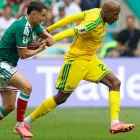 Jayden Adams (der.), con Sudáfrica, en el partido contra México, en el Mundial 2026.