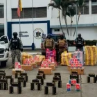 Los militares mostraron los objetos decomisados en el sector de La Bahía, en el centro de Guayaquil.