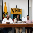 Gabriela Menéndez, presidenta de la UNE Guayas, durante la rueda de prensa en la que denunció el incremento de amenazas y extorsiones contra docentes.