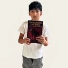 Dilan Chacha, el niño ecuatoriano de 11 años, posa con uno de los libros que escribió.