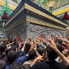 Peregrinos visitan el santuario del Imán Reza tras el funeral del líder iraní Ali Jamenei, en Mashhad.