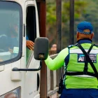 En una semana, dos agentes de tránsito fueron denunciados en Guayaquil por pedirle coimas a motorizados.
