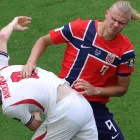 El rubio Erling Haaland, de Noruega, disputa un balón en el partido contra Inglaterra, en el Mundial 2026.