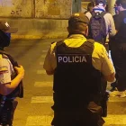 Policías realizaron las primeras diligencias e iniciaron la recolección de indicios tras el asesinato de David Gabriel Macías Villamar en una urbanización de Olón.