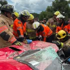 Los bomberos trabajaron en el rescate de las víctimas del siniestro de tránsito registrado en vía a la costa.