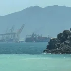 Un barco navega cerca del estrecho de Ormuz, frente a la costa oriental de los Emiratos Árabes Unidos.
