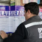 Un funcionario municipal coloca el sello de clausura en uno de los locales intervenidos durante el operativo en el sur de Guayaquil