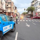 Agentes de tránsito han restringido la circulación por áreas cercanas al edificio Multicomercio, en el centro de Guayaquil, la mañana de este lunes 13 de julio