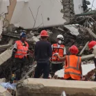 Rescatistas trabajan entre los escombros de viviendas colapsadas en Venezuela, donde el terremoto expuso fallas estructurales en edificaciones levantadas durante el chavismo.