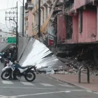 El colapso de parte del cerramiento obligó a restringir temporalmente el tránsito en la calle Eloy Alfaro, junto al edificio Multicomercio.