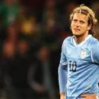Diego Forlán durante un partido con la selección de Uruguay, equipo con el que disputó tres Copas del Mundo y conquistó la Copa América 2011.