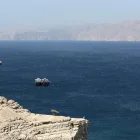 Barcos navegan por el estrecho de Ormuz.
