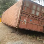 El vehículo pesado permaneció volcado sobre el parterre central del kilómetro 14,5 de la vía a la costa.