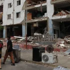 Personas caminan frente a edificios afectados por los terremotos ocurridos en la zona de Caraballeda, en La Guaira (Venezuela).