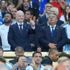 El presidente de la FIFA, Gianni Infantino, saluda previo a un partido de los dieciseisavos de final del Mundial de la FIFA 2026.