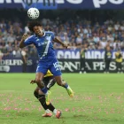 Luis Fragozo, atacante de Emelec, en disputa de la pelota en el Clásico del Astillero.