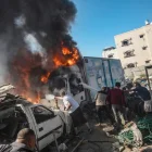 Palestinos extinguen el incendio de un camión tras un ataque aéreo israelí en el sur de la ciudad de Gaza, en una imagen del 12 de julio de 2026.