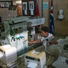 Un especialista en equipos trabaja en el taller electromédico provincial de La Habana el 1 de julio de 2026.