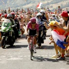 Richard Carapaz en la etapa 10 del Tour de Francia 2026, en su llegada al Le Lorian como el más combativo del recorrido.