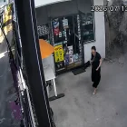Las cámaras de seguridad registraron el instante en que una mujer escapó de ser arrollada por un camión que perdió el control en Puembo.